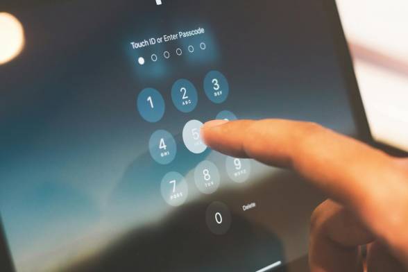 Dôkaz lásky alebo nástroj kontroly? Viac ako polovica Slovákov zdieľa heslá k mobilu s...