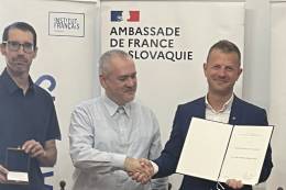 Pamätná plaketa SAV pre riaditeľa CEFRES-u Mateusza...